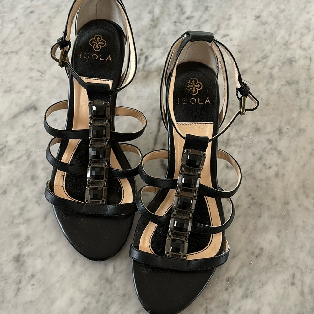 Black straps sandals with black stones down the center